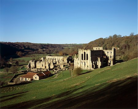 Rievaulx Abbey. View down to Abbey from NE Showing museum and monastery buildings . Foto de stock - Direito Controlado, Número: 845-05839453