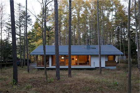 deck chair railing - House in Minamigaoka, Cottage, General view from south. Architects: Yoshihiro Masko, Masko Atelier Stock Photo - Rights-Managed, Code: 845-05839477