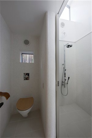 Ya-Chi-Yo, chalet Galerie, vue sur la toilette et la douche. Architectes : Yasuhiro Yamashita-Atelier Tekuto Photographie de stock - Rights-Managed, Code: 845-05839499