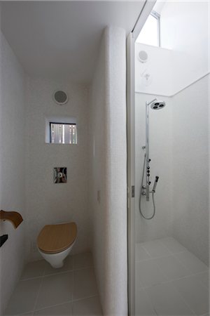 escorregar - Ya-Chi-Yo, cottage gallery, View of the toilet and shower. Architects: Yasuhiro Yamashita-Atelier Tekuto Foto de stock - Direito Controlado, Número: 845-05839499