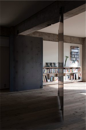 Sakura flat, Private House, View of the pivoting black iron partition. Architects: Hitoshi Wakamatsu Architect and Associates Stock Photo - Rights-Managed, Code: 845-05839505