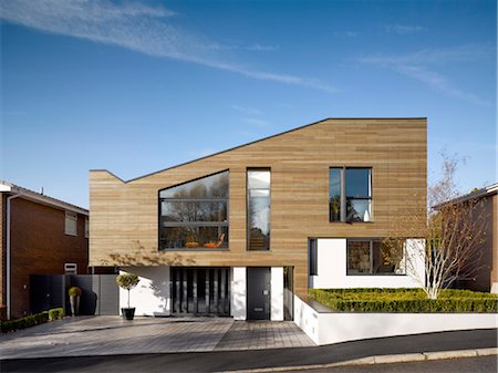 simsearch:845-05837752,k - Timber cladding and driveway of building exterior of private house in Worsley, Salford, Greater Manchester, England, UK. Architects: Stephenson Bell Fotografie stock - Rights-Managed, Codice: 845-06008137