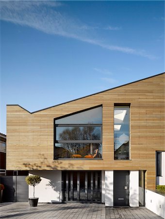 simsearch:845-05837752,k - Timber cladding on building exterior of private house in Worsley, Salford, Greater Manchester, England, UK. Architects: Stephenson Bell Fotografie stock - Rights-Managed, Codice: 845-06008138