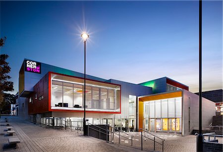 Extérieur éclairé de Cornerstone Arts Centre, Didcot, Oxfordshire, Angleterre, Royaume-Uni. Architectes : Architectes de Ellis Williams Photographie de stock - Rights-Managed, Code: 845-06008132