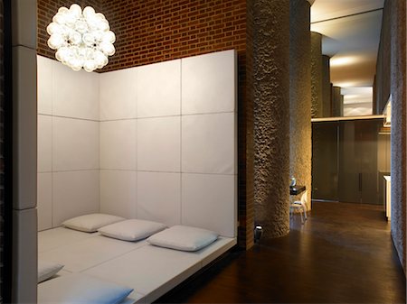 simsearch:845-04826519,k - Salon moderne dans l'appartement de Barbican, Londres. Architectes : Mackay et Partners LLP Photographie de stock - Rights-Managed, Code: 845-06008144