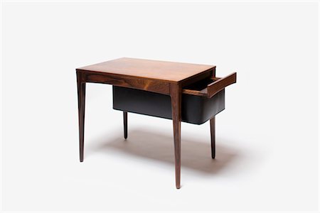 Coffee Table with Magazine Drawer. Designer: Unknown Foto de stock - Con derechos protegidos, Código: 845-06008200