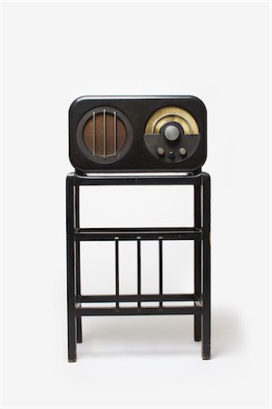 Ellena c.a. 85 radiorécepteur et Stand, 1934, fabriqué par E.K.Cole Ltd. concepteur : Serge Chermayeff Photographie de stock - Rights-Managed, Code: 845-06008230