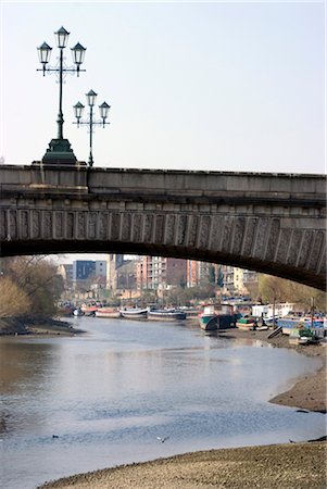 Kew Bridge over the River Thames at low tide, Kew, Greater London. Architects: John Wolfe-Barry Stock Photo - Rights-Managed, Code: 845-06008267