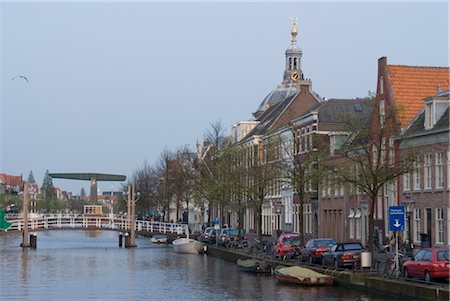 Vue sur le canal regardant vers l'église de Mare, Leyde. Photographie de stock - Rights-Managed, Code: 845-06008283