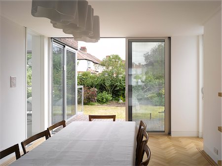 simsearch:845-05838864,k - Zeigen Sie durch Schiebetüren vom Esszimmer von Edgware Wohnhauserweiterung, London, UK an. Architekten: Paul Archer Design Stockbilder - Lizenzpflichtiges, Bildnummer: 845-06008320