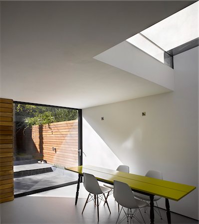 Dining table below skylight in Islington house extension. Architects: Paul Archer Design Stock Photo - Rights-Managed, Code: 845-06008323