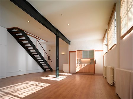 Empty office space with exposed steel beams and staircase Foto de stock - Con derechos protegidos, Código: 845-06008457