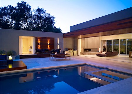 simsearch:845-06008029,k - Swimming pool area with view into living room of Menlo Park Residence, USA. Foto de stock - Direito Controlado, Número: 845-07561391