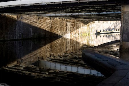 simsearch:845-03721236,k - Reflections under the railway bridge on the Regent's Canal, London, NW8, England Foto de stock - Con derechos protegidos, Código: 845-07561406