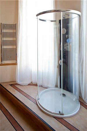 Oval shaped freestanding shower unit in modern bathroom, London Foto de stock - Con derechos protegidos, Código: 845-07561447