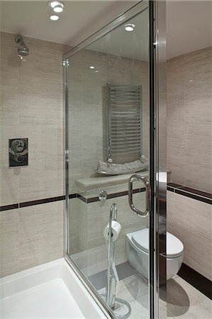 simsearch:845-03777654,k - Shower cubicle in modern bathroom, London Foto de stock - Con derechos protegidos, Código: 845-07561450