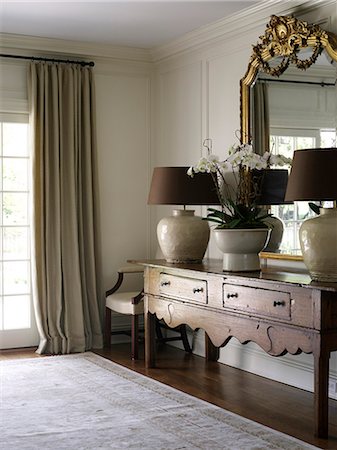 pantalla (lámpara) - Antique console with gilded mirror and matching lamps in Shelley Morris Designed Colonial style residence in New Canaan, Connecticut, USA Foto de stock - Con derechos protegidos, Código: 845-07561499