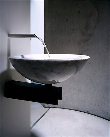 Modern bowl washbasin with chrome tap fitting. Stockbilder - Lizenzpflichtiges, Bildnummer: 845-07561516