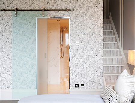 simsearch:845-03553113,k - Bedroom with ensuite bathroom within room, Devonshire Terrace, Glasgow, Scotland, UK Photographie de stock - Rights-Managed, Code: 845-07584904