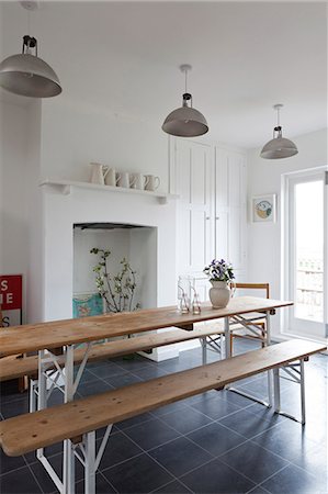 Wooden table and benches in dining room of beach house, Sandways, Camber Sands, UK. Foto de stock - Con derechos protegidos, Código: 845-07584915