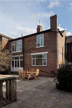 Garden furniture on patio of brick terraced house, Macclesfield, Cheshire, England, UK Photographie de stock - Rights-Managed, Code: 845-07584947