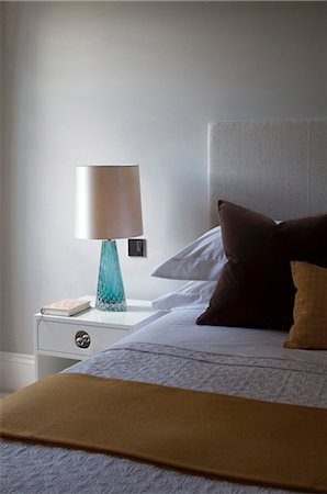 simsearch:400-05364625,k - A bedroom in a city apartment. Foto de stock - Con derechos protegidos, Código: 845-08939657