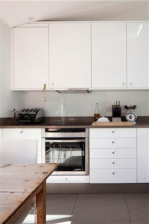 simsearch:845-06008177,k - White kitchen Photographie de stock - Rights-Managed, Code: 845-08939795