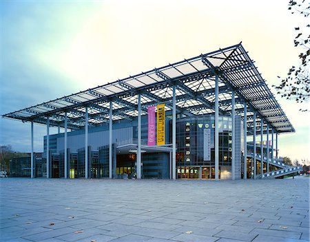Museum of Arts, Wolfsburg, 1989 - 1994. Overall exterior. Architect: Peter Schweger Foto de stock - Direito Controlado, Número: 845-02725029