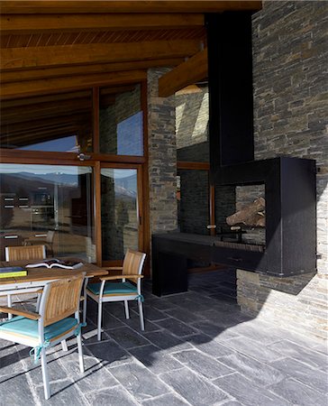 simsearch:845-02726227,k - House in La Cerdanya, Girona. Patio with outdoor fireplace. Architect: Carles Gelpí i Arroyo Foto de stock - Con derechos protegidos, Código: 845-02725302