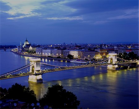 simsearch:845-02729530,k - Pont de chaîne Szechenyi Lanchid sur le Danube, à Budapest. Photographie de stock - Rights-Managed, Code: 845-02725507