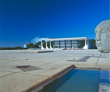 Cour fédérale suprême, Praca dos Tres Poderes, Brasilia, 1960. Architecte : Oscar Niemeyer Photographie de stock - Rights-Managed, Code: 845-02725602