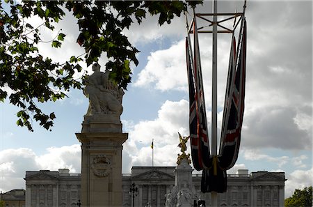 st james park europe - Buckingham Palace, St James' Park, London. Architect: John Nash and Edward Blore. Stock Photo - Rights-Managed, Code: 845-02725732