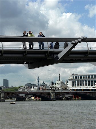 foster and partners - Millenium Bridge, Southbank, Southwark, London. Architect: Foster and Partners. Fotografie stock - Rights-Managed, Codice: 845-02725858