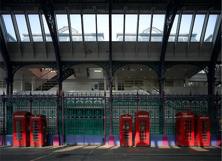 Red telephone boxes, Smithfield Market, Smithfield, London. Architect: Sir Giles Gilbert Scott. Fotografie stock - Rights-Managed, Codice: 845-02725869