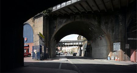 southwark - Arcs en fer et pub, Southwark, Londres. Photographie de stock - Rights-Managed, Code: 845-02725900