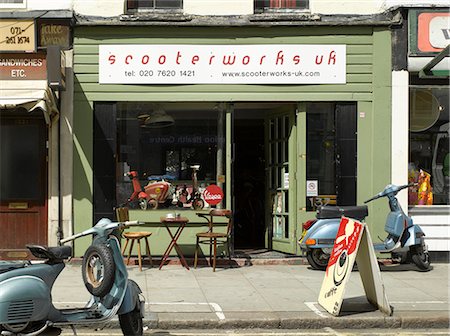 simsearch:845-02725671,k - Scooterworks, Lambeth, London. Scooter repair shop and cafe. Fotografie stock - Rights-Managed, Codice: 845-02725960