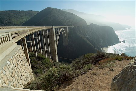 Bixby Creek Arch Bridge, Cabrillo Highway, (CA-1), Big Sur, Californie. Pont en arc en béton armé ouvert-allège. 1932 Photographie de stock - Rights-Managed, Code: 845-02726165