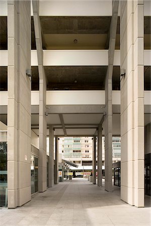 simsearch:845-04826519,k - Brunswick Centre, Bloomsbury, London. Hinteren Zugang. Architekt: Patrick Hodgkinson; Levitt Bernstein Associates Stockbilder - Lizenzpflichtiges, Bildnummer: 845-02726973