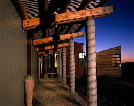 pillars for front porch - Résidence du comté de marin. Architecte : Filipe et Hartman Photographie de stock - Rights-Managed, Code: 845-02727175