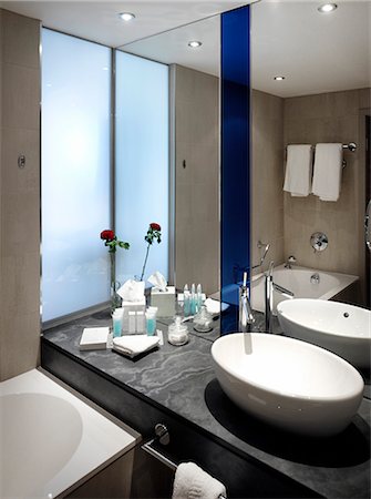 pictures of towels on towel bars in bathrooms - Hilton Hotel Tower, 303 Deansgate, Manchester. Architect: Ian Simpson Architects. Stock Photo - Rights-Managed, Code: 845-02727294