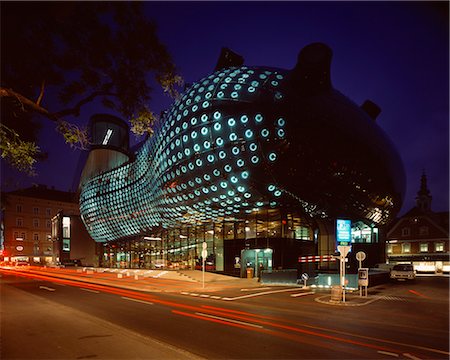 extraterrestre - LMG Kunsthaus Graz, Graz en Autriche. Tombée de la nuit. Architecte : Peter Cook et Colin Fournier Photographie de stock - Rights-Managed, Code: 845-02728085