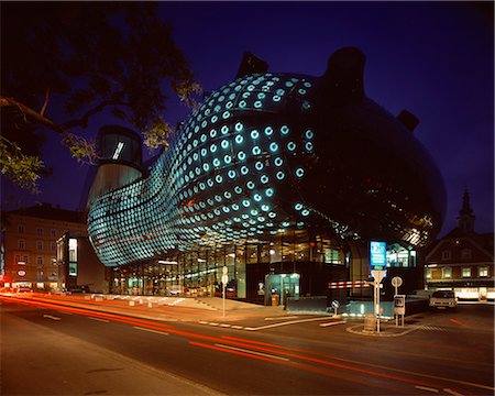 Kunsthaus LMG Graz, Graz Austria. Dusk. Architect: Peter Cook and Colin Fournier Stock Photo - Rights-Managed, Code: 845-02728085