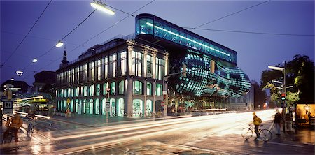 Kunsthaus LMG Graz, Graz Austria. Overview dusk. Architect: Peter Cook and Colin Fournier Stock Photo - Rights-Managed, Code: 845-02728089