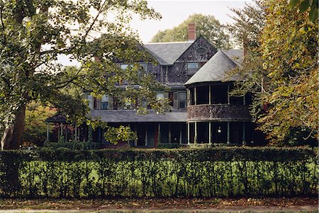 porches with views - Shingle style house from late 19th c. Large front garden, Rhode Island, USA Stock Photo - Rights-Managed, Code: 845-02729325