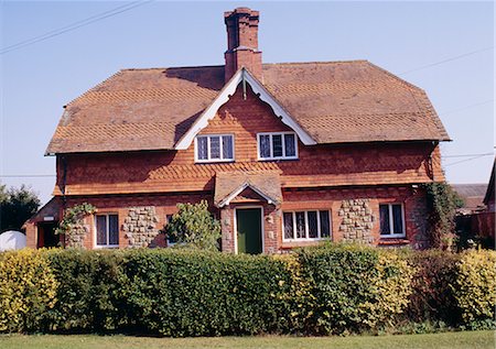 Tile - hung cottage with central chimney, bargeboards and porch. Patterned roof tiles. Rural. Stedham, Sussex. C.1900 Foto de stock - Con derechos protegidos, Código: 845-02729349