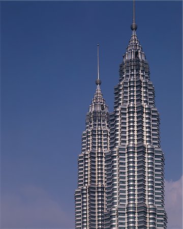 simsearch:400-08114490,k - Petronas Twin Towers, Kuala Lumpur, 1998. The tops of  the towers, rising 1483 feet / 452m above the ground. 452m high. Architect: Cesar Pelli Foto de stock - Con derechos protegidos, Código: 845-02729543