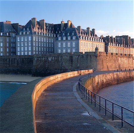 s. malo - Sea wall, St Malo, Brittany. Fotografie stock - Rights-Managed, Codice: 845-02729728
