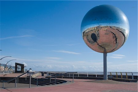 simsearch:845-03721225,k - 'They Shoot Horses, Don't They?' The Mirror Ball along the South Shore Promenade, Blackpool. Architects: Michael Trainor and The Art Department Fotografie stock - Rights-Managed, Codice: 845-03464011