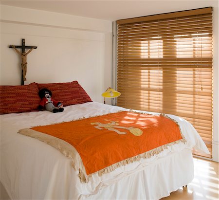 Bedroom with toy golliwog. Designed by John Teall, Flux Interiors Foto de stock - Con derechos protegidos, Código: 845-03464031