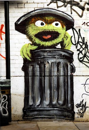 Urban Grafitti, East London - Seasame Street style Monster (Oscar the grouch) in a bin Fotografie stock - Rights-Managed, Codice: 845-03464459
